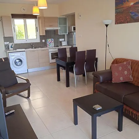 Cosy One Bedroom Apartment With Communal Pool *