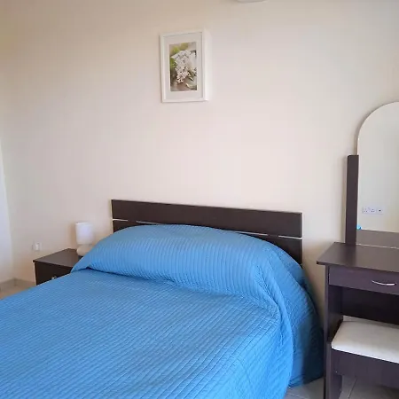 Cosy One Bedroom Apartment With Communal Pool