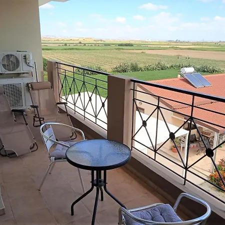 Cosy One Bedroom Apartment With Communal Pool *