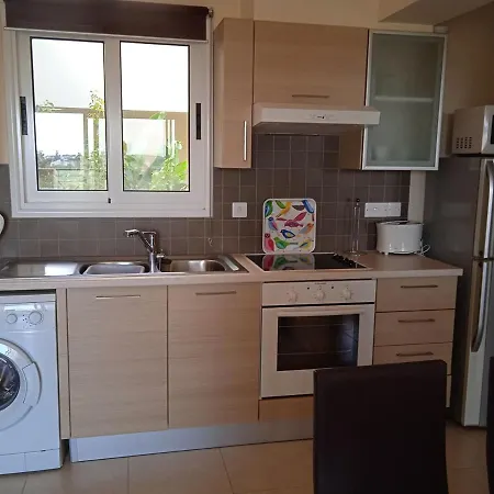 Cosy One Bedroom Apartment With Communal Pool